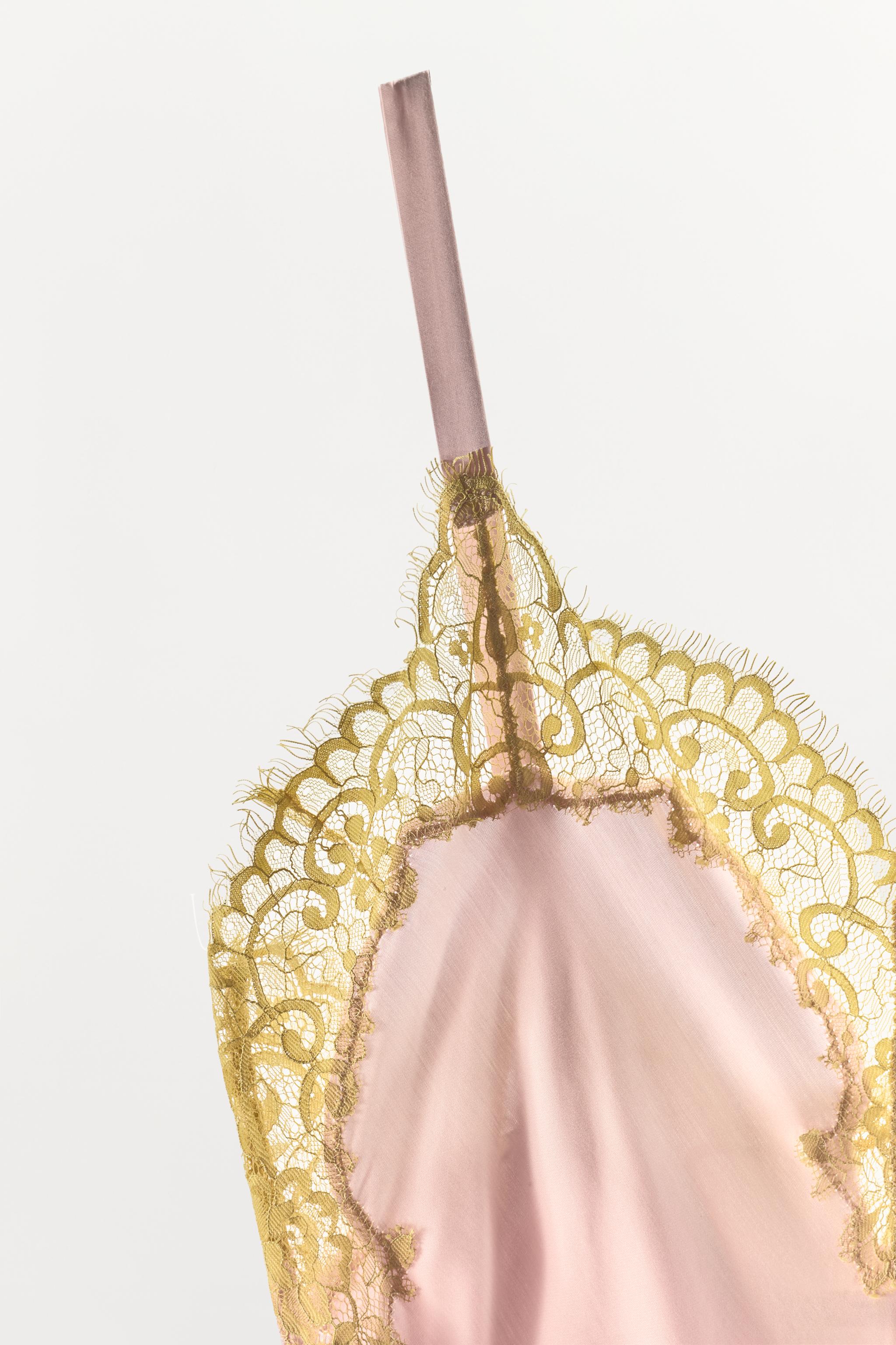 ROBE MI-LONGUE SATINÉE AVEC DENTELLE
